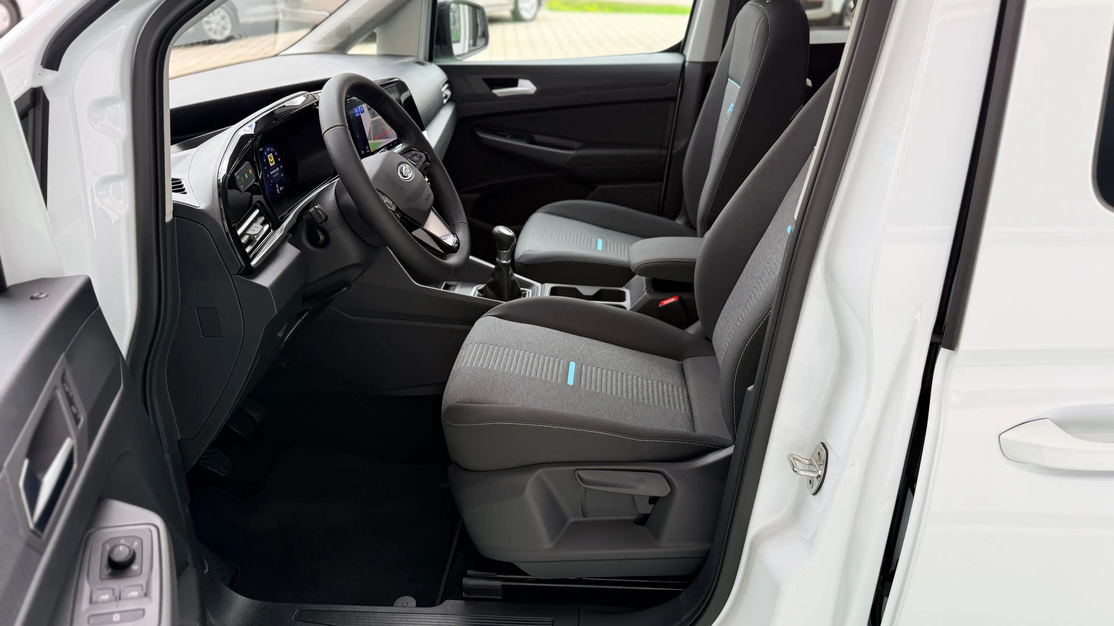 Ford Grand Tourneo Connect 2.0 Active 4x4 m Pano-Dach u Rückfahrk — photo 3