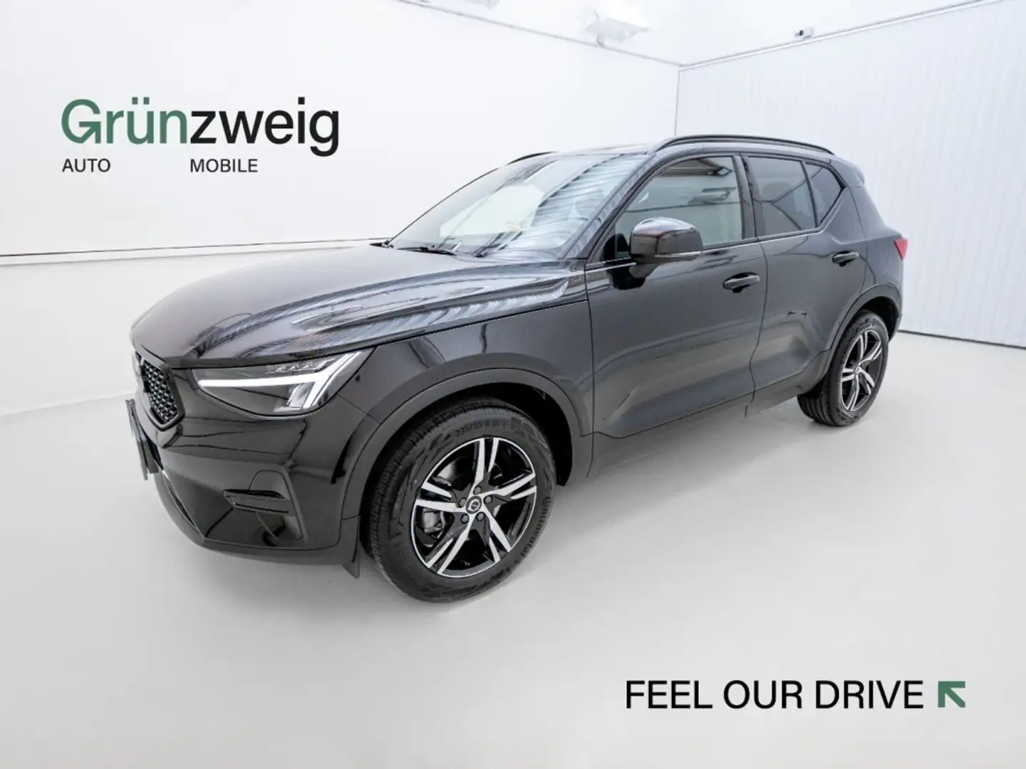 Volvo XC40 Plus, B3 Mild Hybrid, Benzin, Dark Schwarz - 1