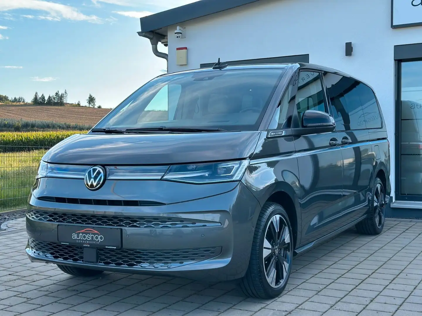 Volkswagen T7 Multivan 2.0 TDI lang*StH*AHK*CAM*Pano*H&K* Grau - 1