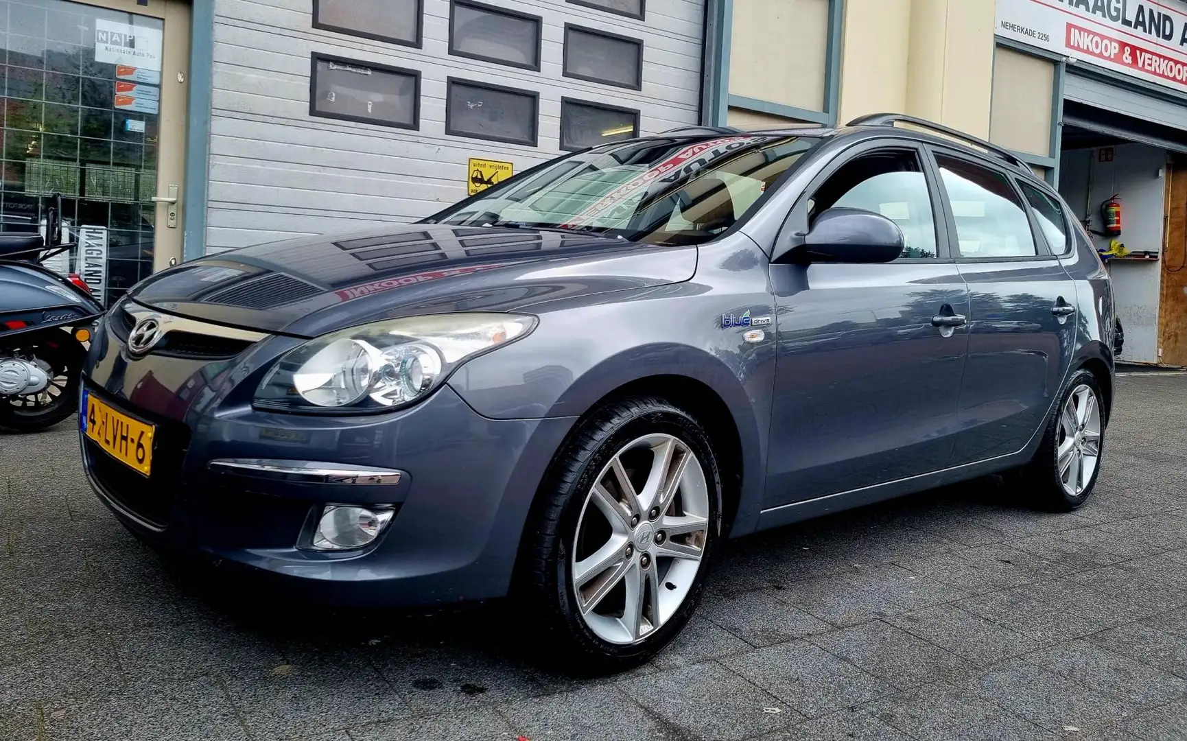 Hyundai i30 CW 1.6i Blue Dynamic Airco ElecRam Leer Grijs - 2