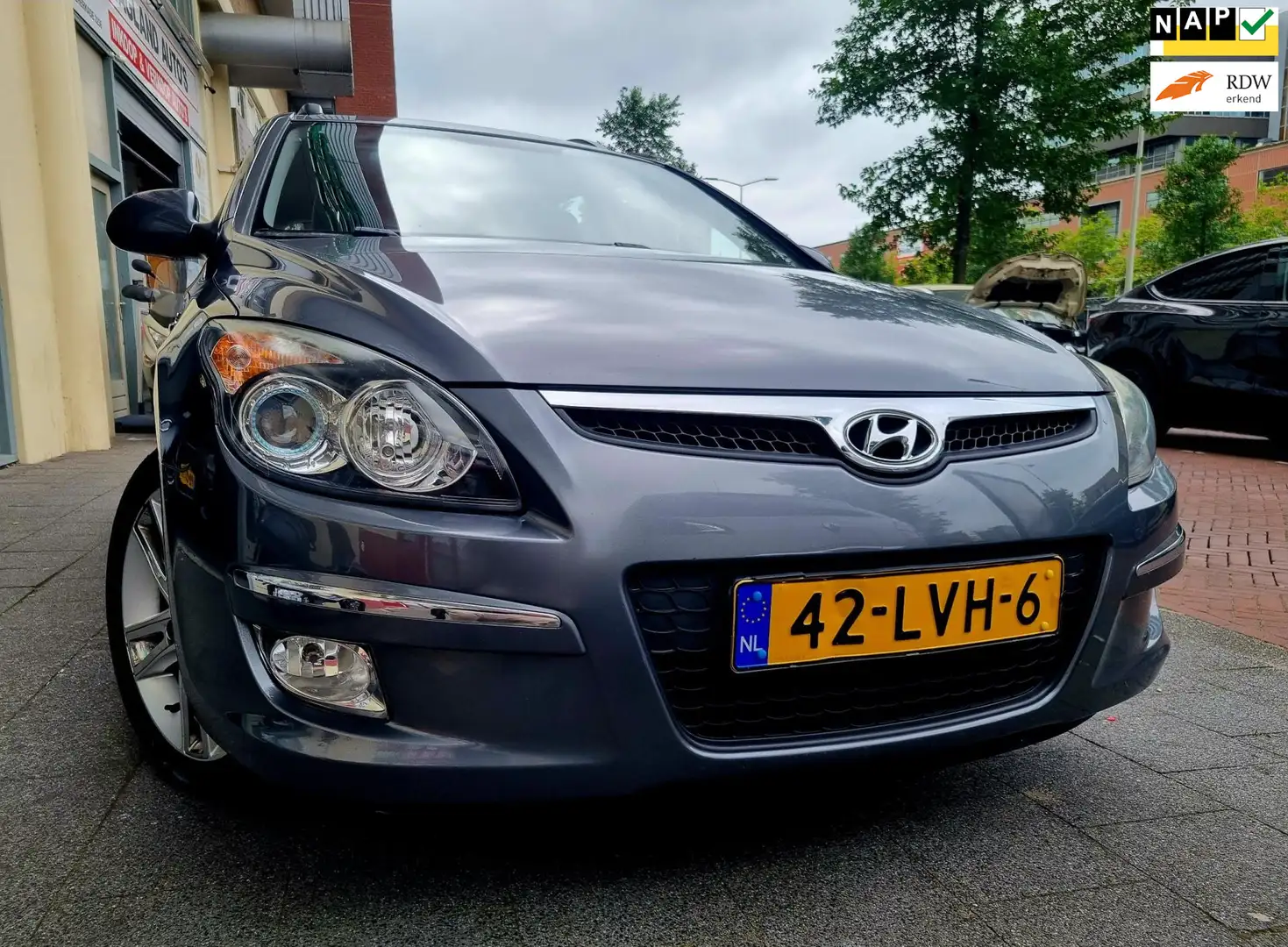 Hyundai i30 CW 1.6i Blue Dynamic Airco ElecRam Leer Grijs - 1
