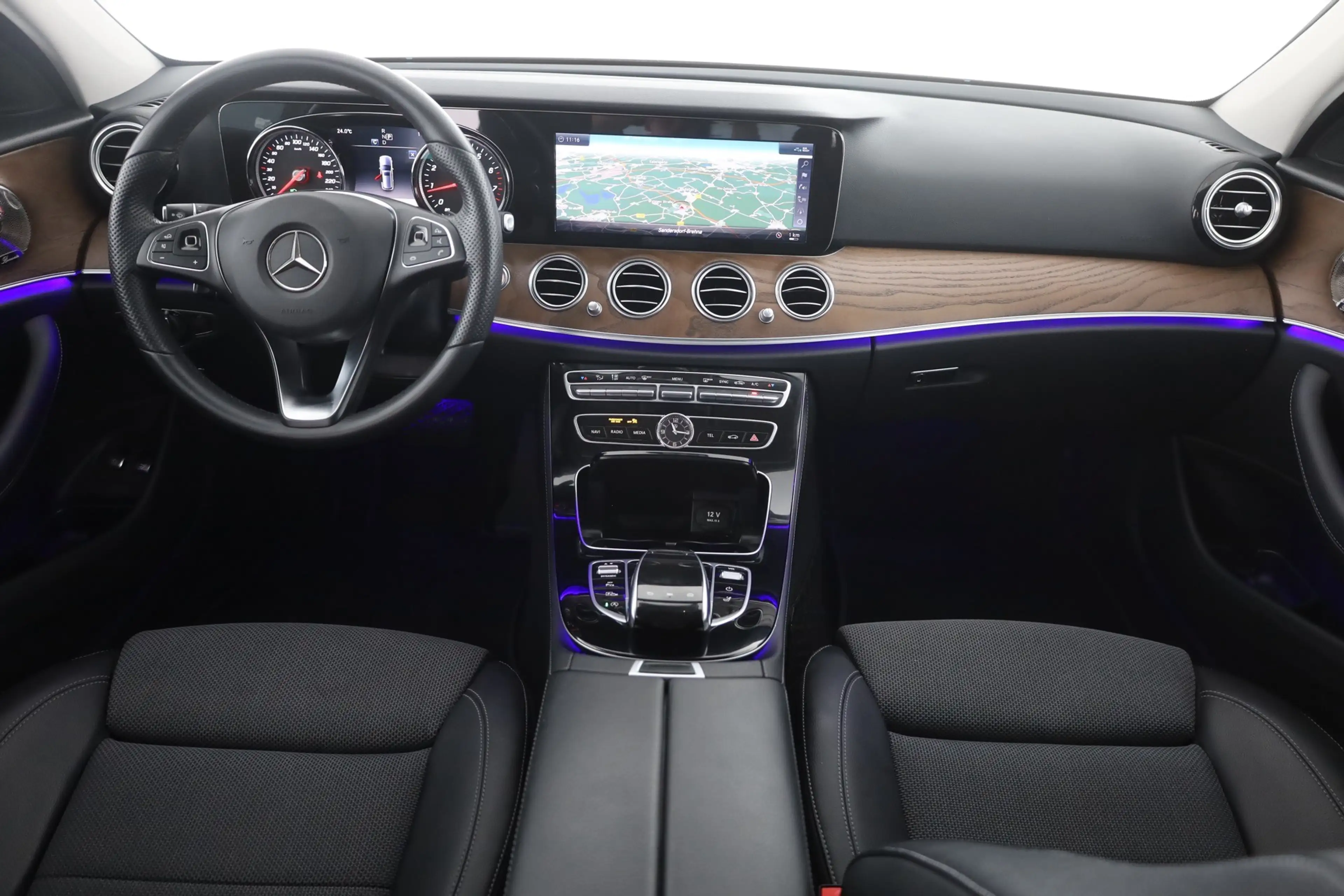 Mercedes-Benz E 200 E200 T Avantgarde LED Navi AHK Kamera — photo 9