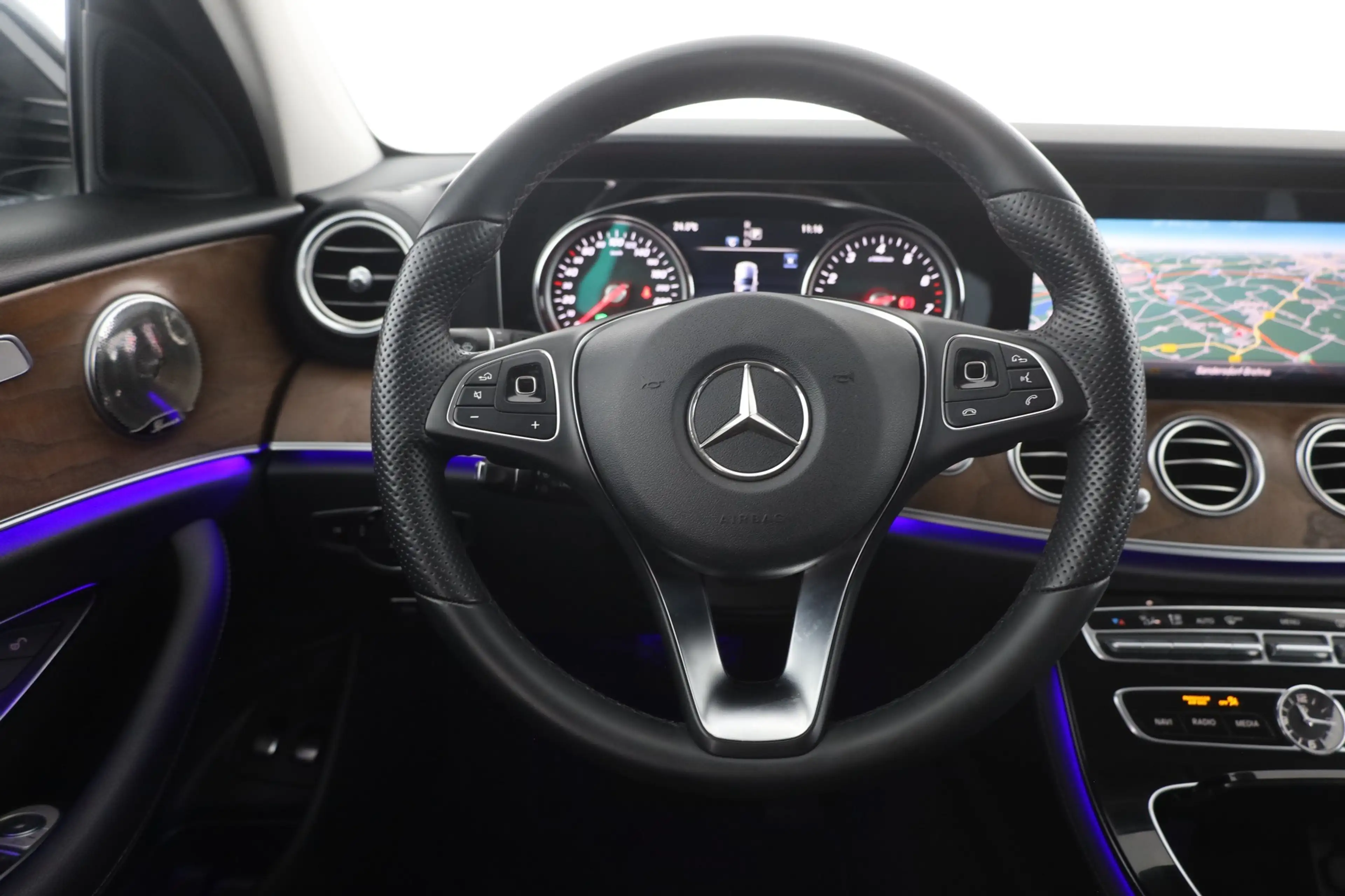 Mercedes-Benz E 200 E200 T Avantgarde LED Navi AHK Kamera — photo 15