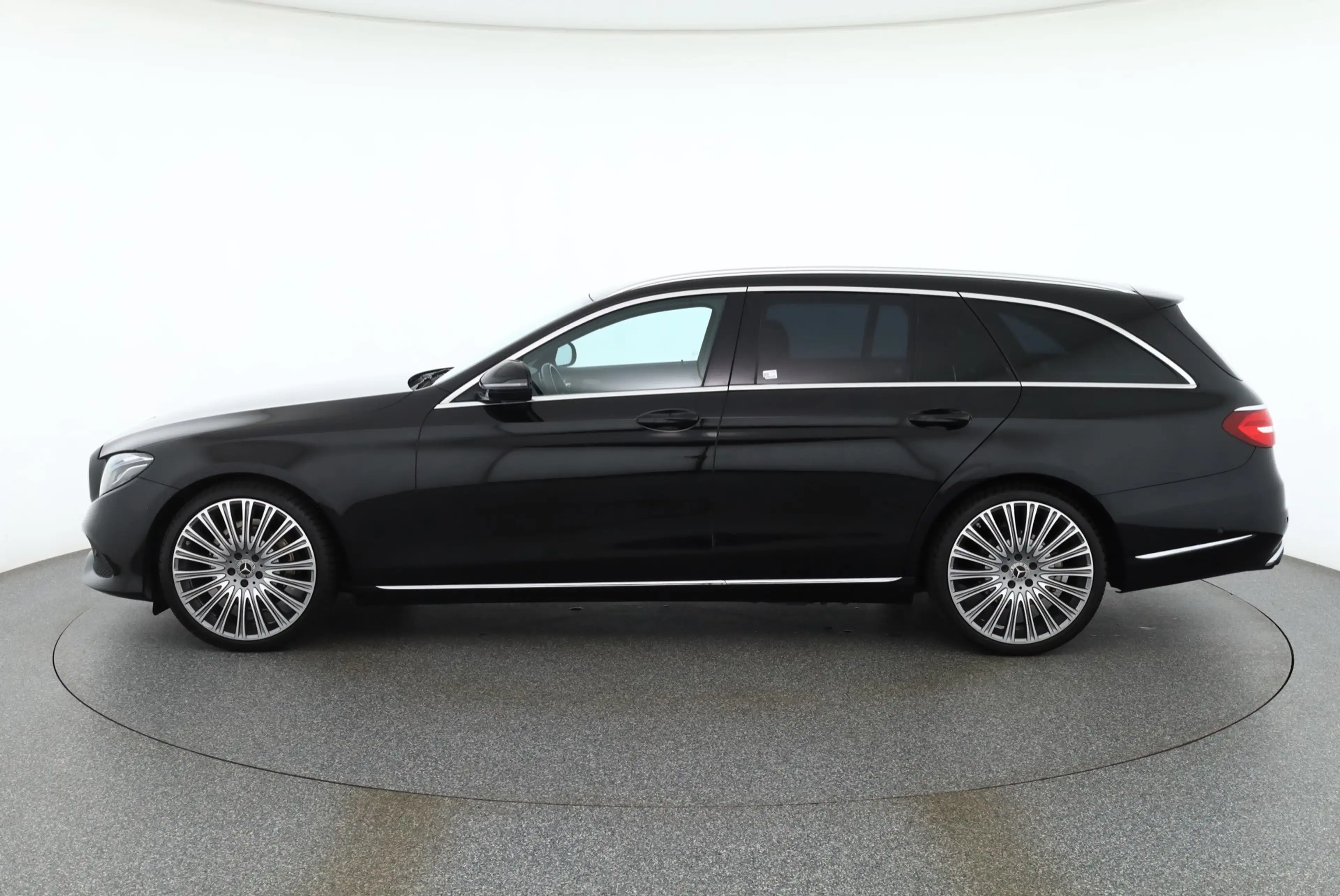 Mercedes-Benz E 200 E200 T Avantgarde LED Navi AHK Kamera — photo 2