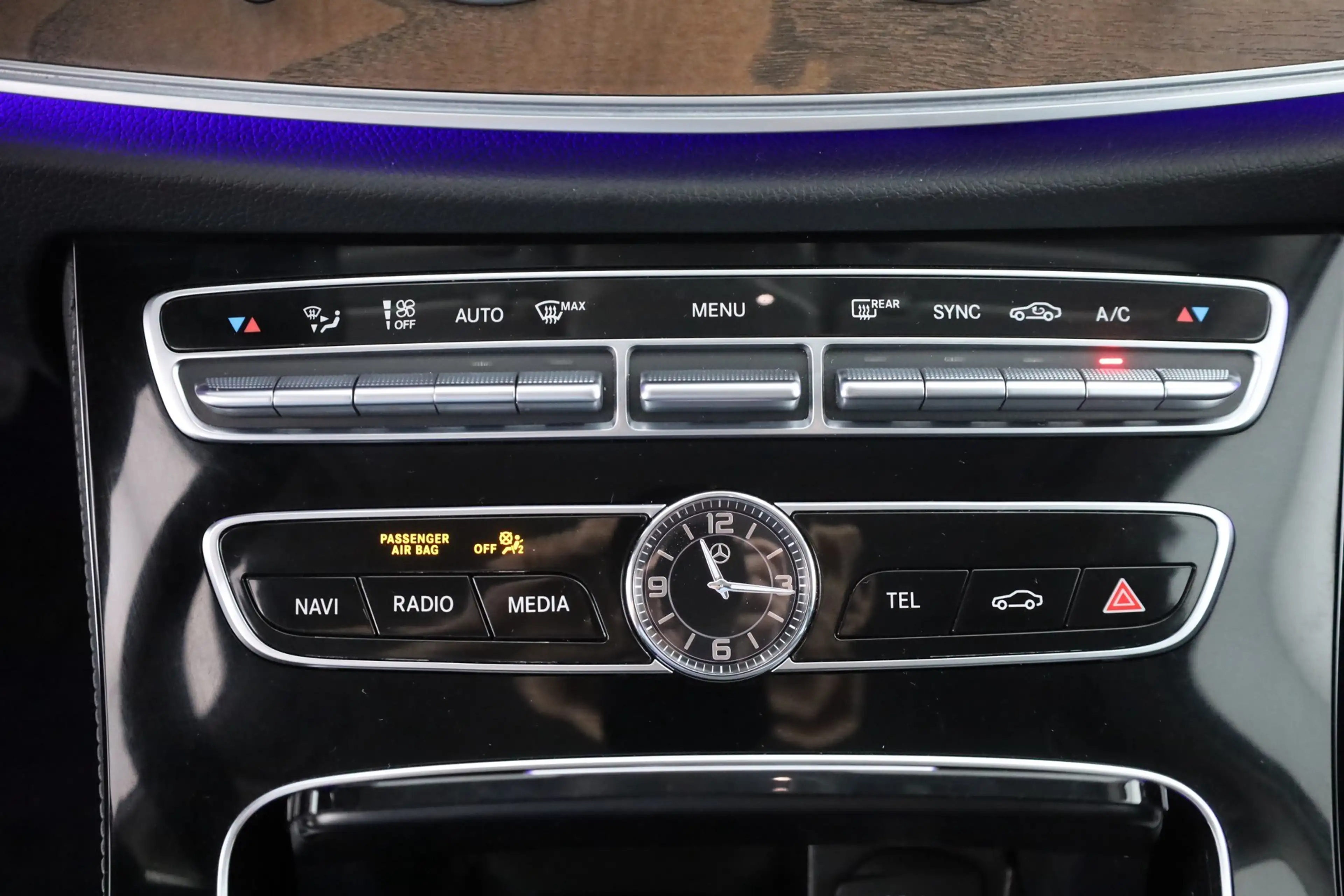 Mercedes-Benz E 200 E200 T Avantgarde LED Navi AHK Kamera — photo 12