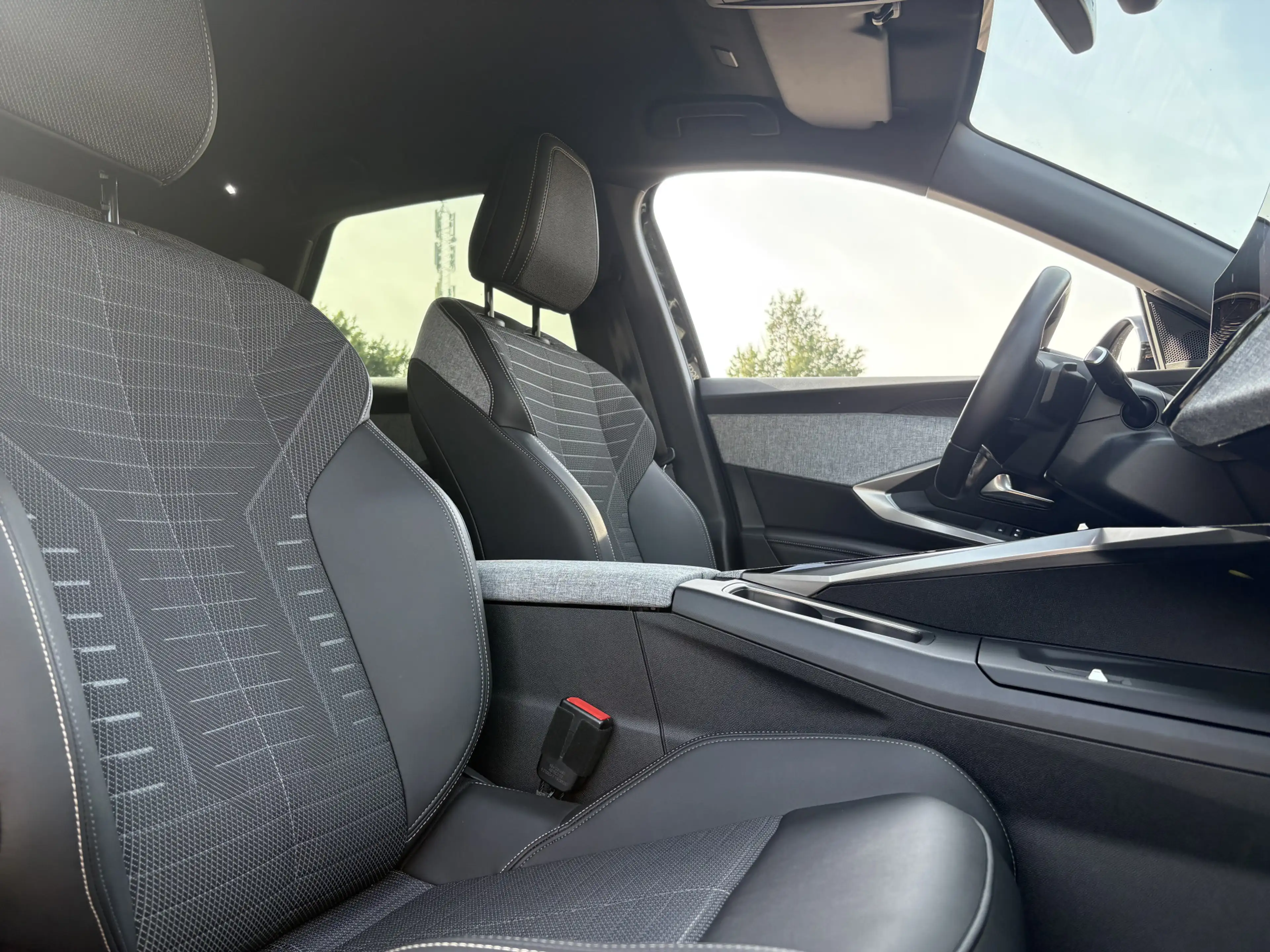 Peugeot 3008 1.2 Hybrid 136 Allure | 360 Camera | Carplay | ACC — photo 8