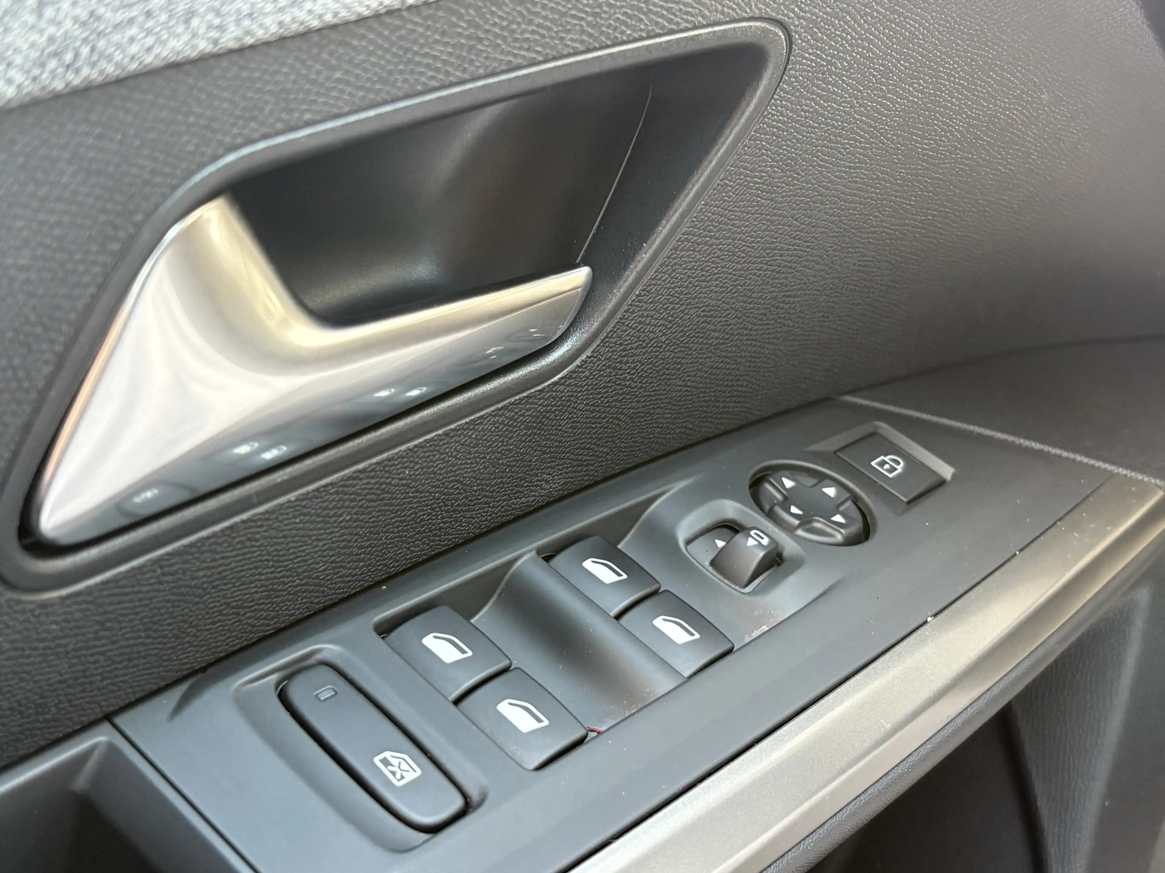 Peugeot 3008 1.2 Hybrid 136 Allure | 360 Camera | Carplay | ACC — photo 11