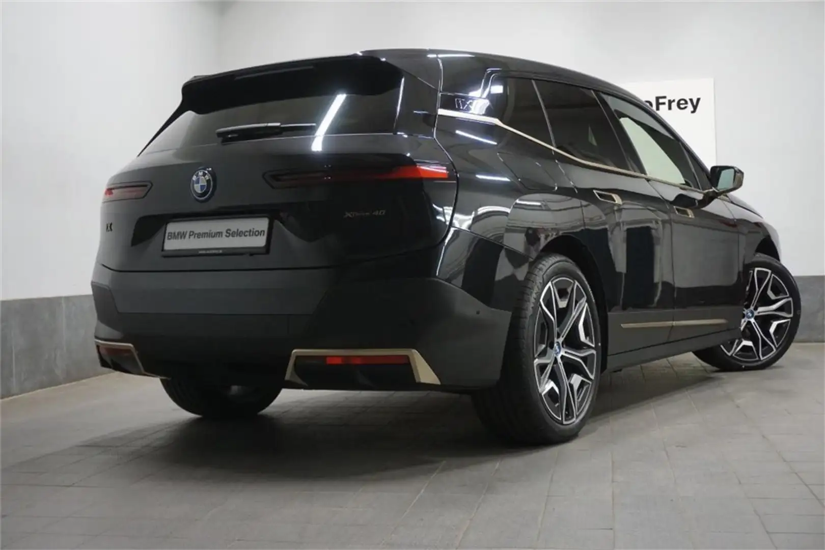 BMW iX xDrive40 Fekete - 2