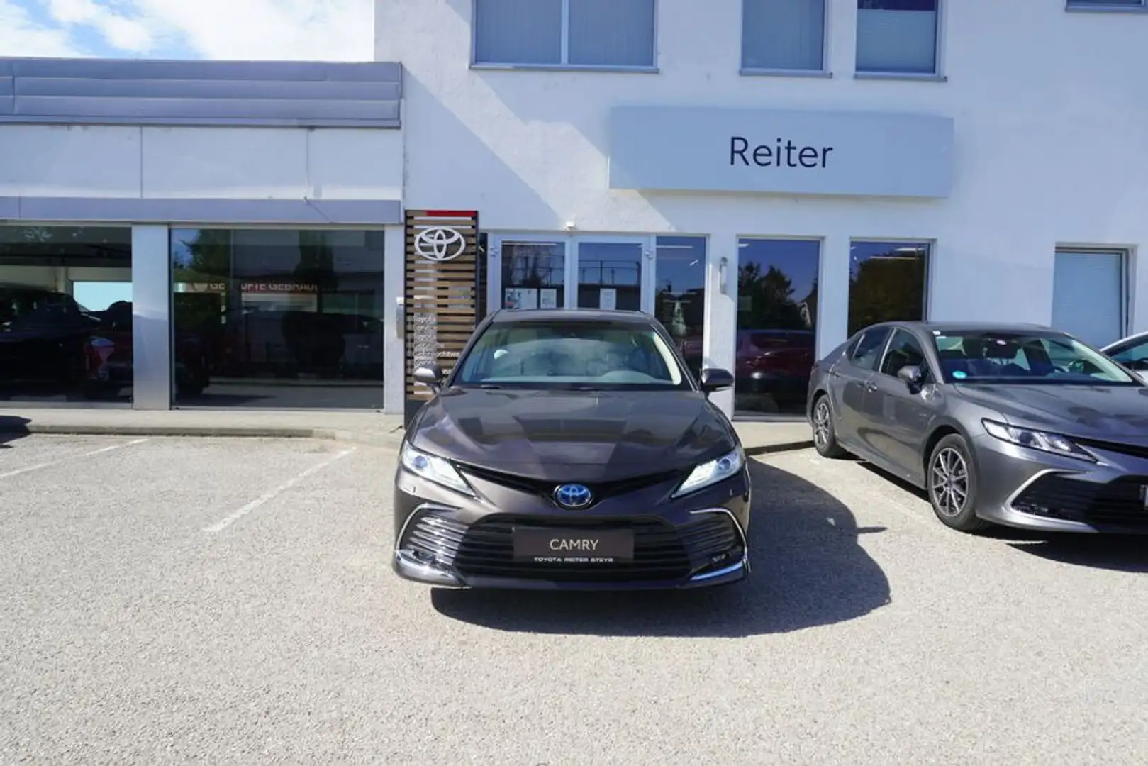 Toyota Camry 2,5 Hybrid Lounge Aut. Grau - 1