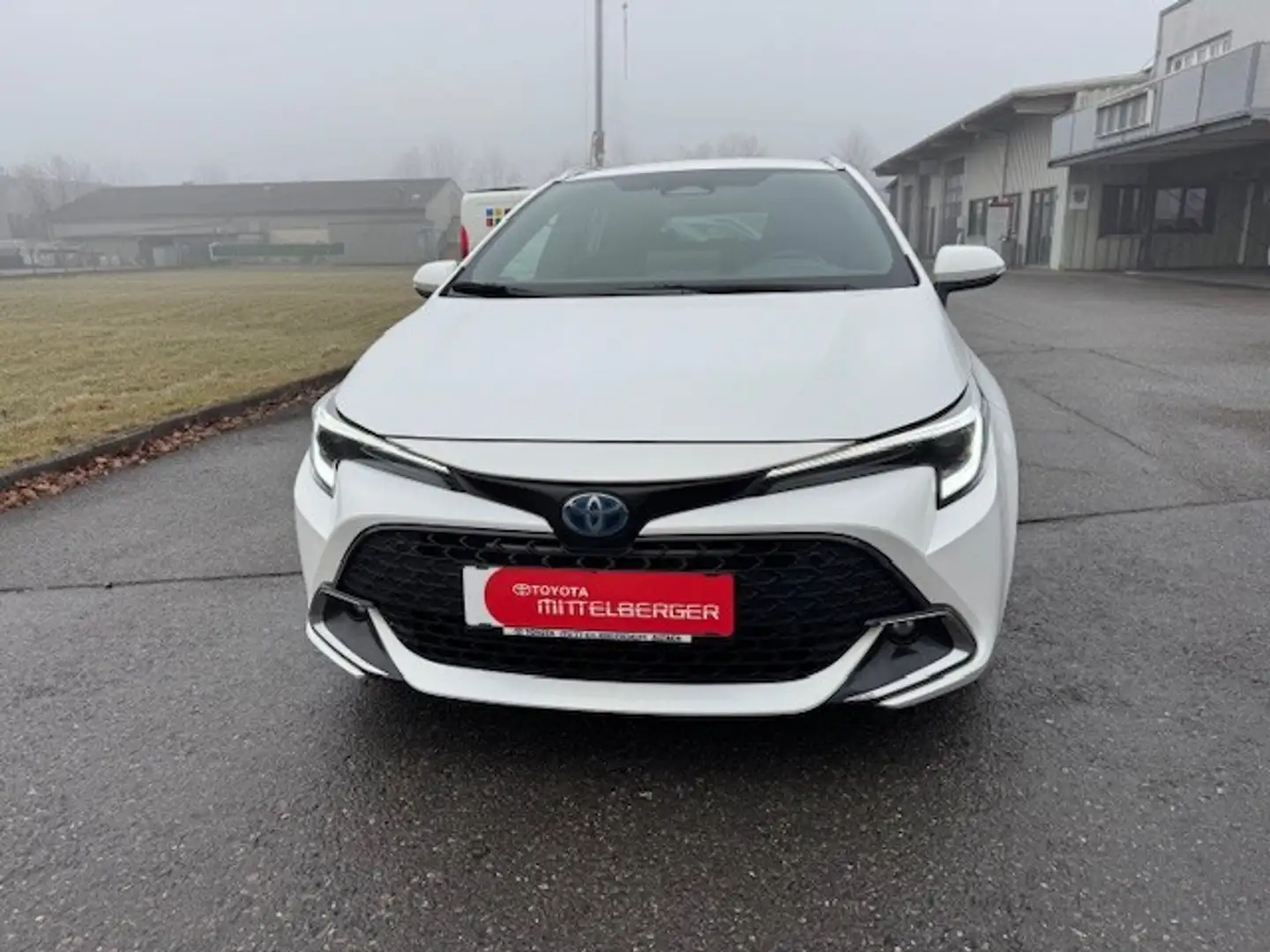 Toyota Corolla 1,8 Hybrid Touring Sports Active Drive Weiß - 2
