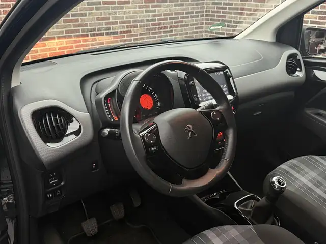 Peugeot 108 view 3