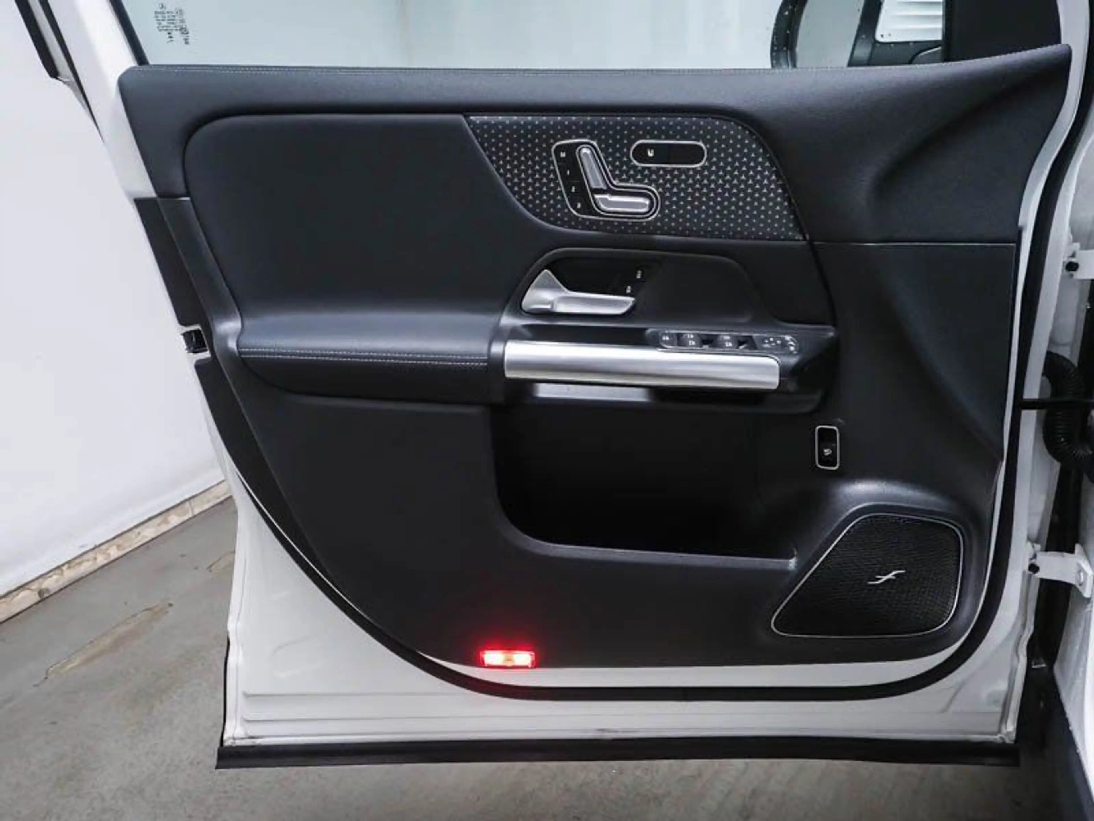 Mercedes-Benz EQA 250+ AMG-PREMIUM LEDER MEMO 360° BURMEST HuD — photo 11
