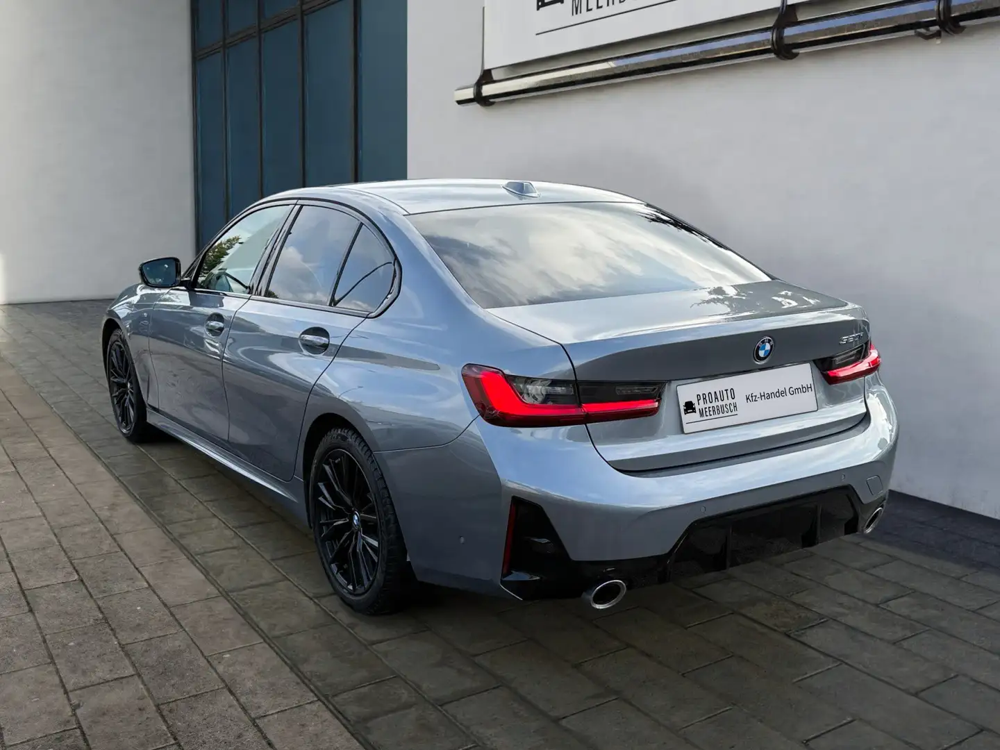 BMW 320 i M Sport ACC/ADAPTLED/GLASDACH/360°/HIFI/HUD Grau - 2