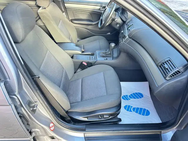 BMW 3 Series view 11