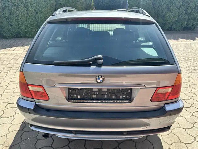 BMW 3 Series view 5