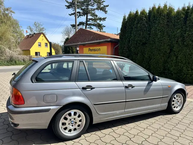 BMW 3 Series view 4