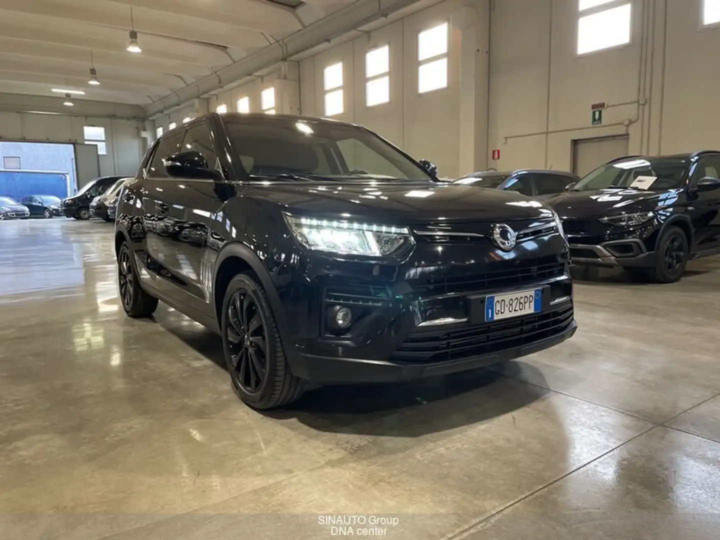 SsangYong Tivoli 1.6 diesel 2WD Exclusive Černá - 2