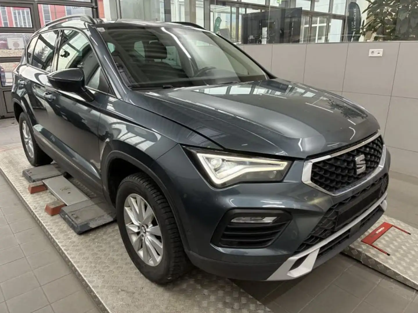 SEAT Ateca Style 1.5 TSI ACT DSG Grau - 2