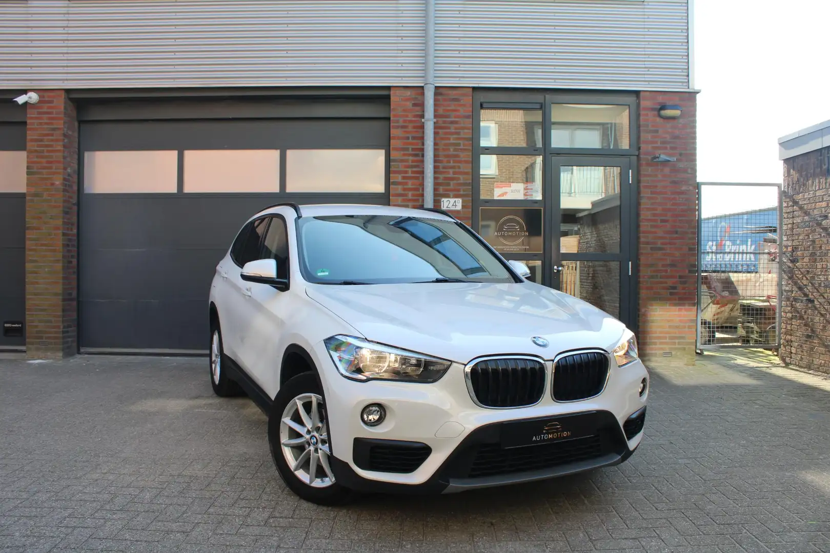 BMW X1 sDrive16d Executive | Parkeersonsoren | Aut. koffe Wit - 2