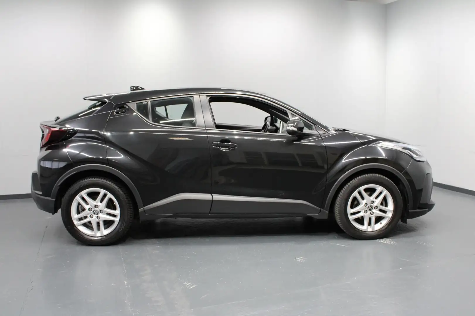 Toyota C-HR 1.8 Hybrid Active / Navi / Airco / Camera Zwart - 2