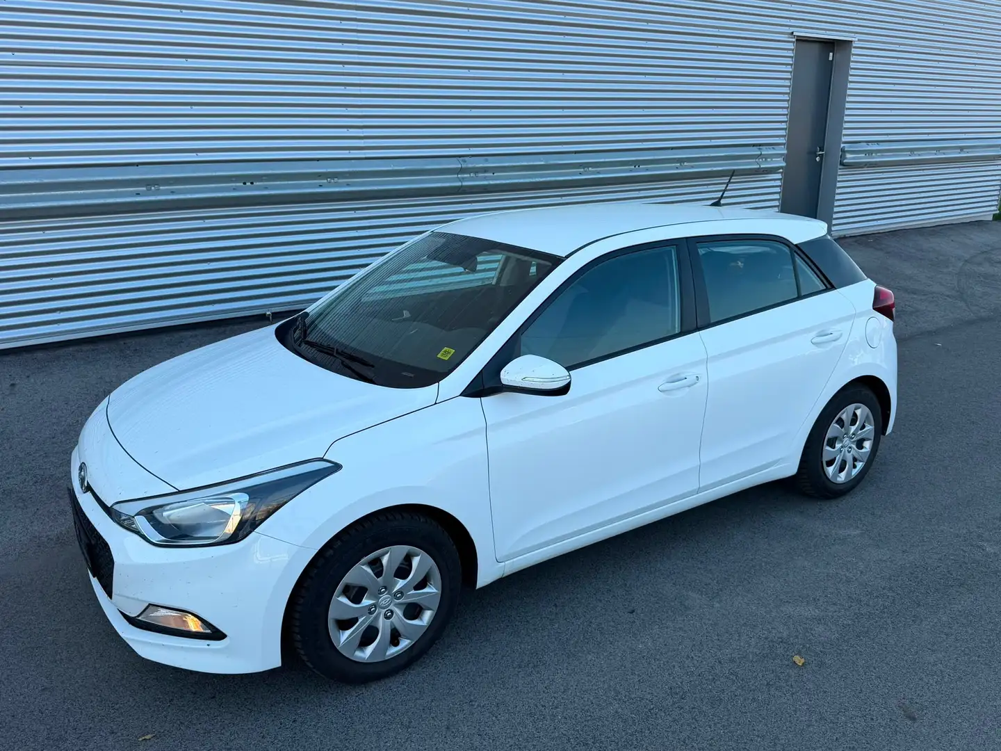 Hyundai i20 1,25 Life ID:125 Weiß - 1