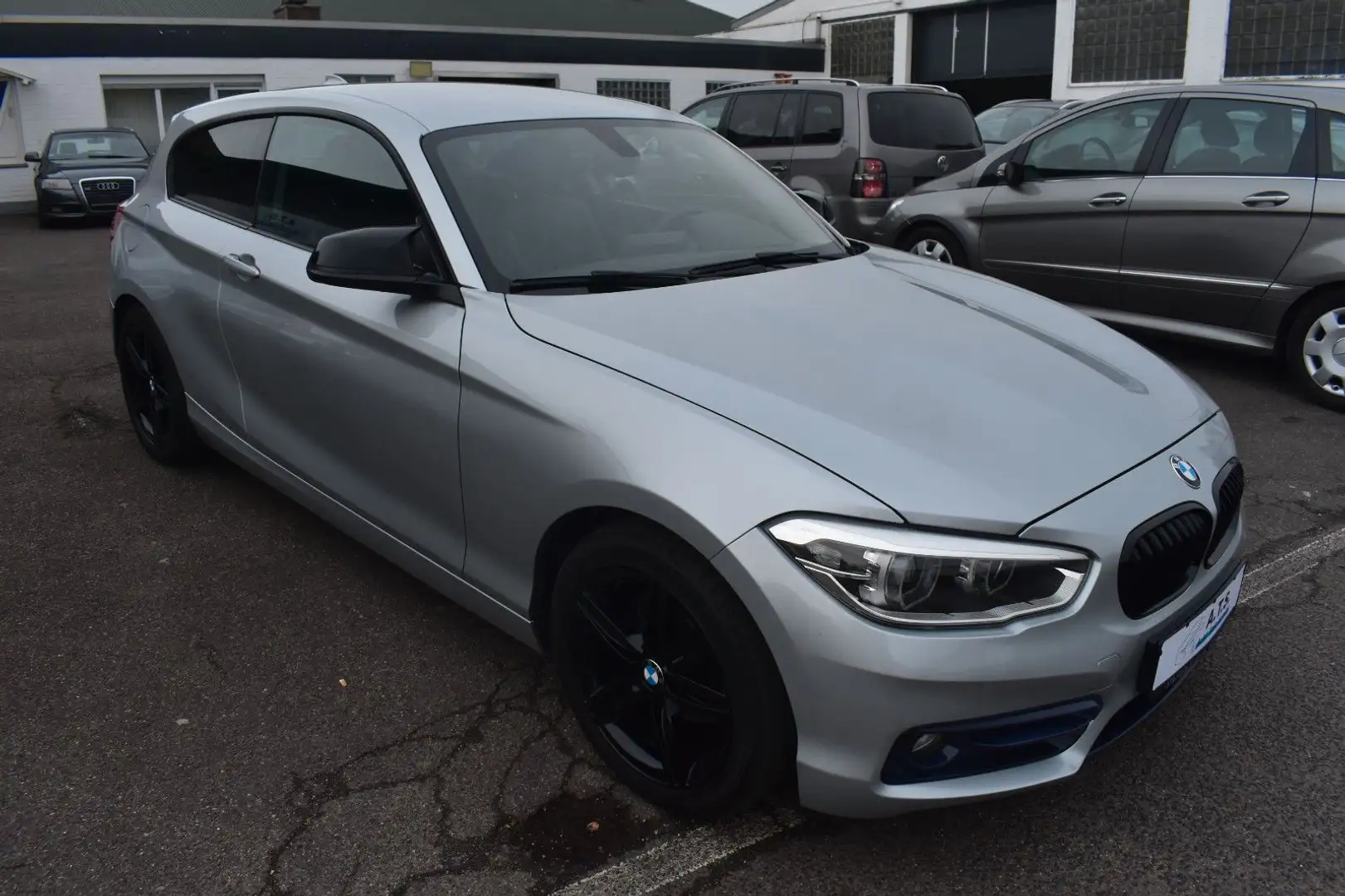 BMW 116 d Efficient Dynamics SPORT*NAVI*SITZHZ*LEDER Silber - 2