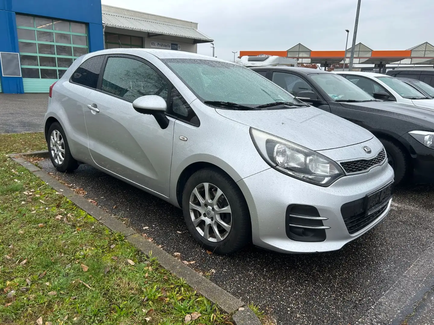 Kia Rio 1.4 DreamTeam Automatik Shz 2.Hd Garantie Silber - 1