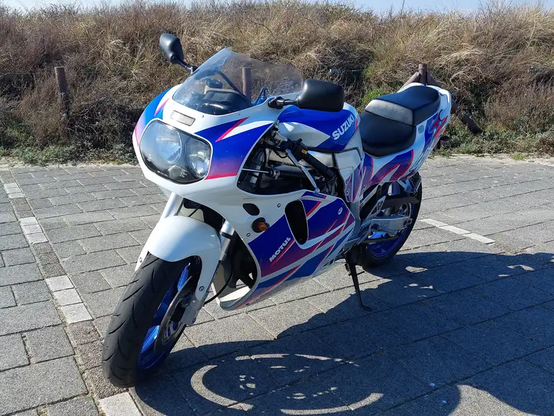 Suzuki GSX-R 750 - foto 7