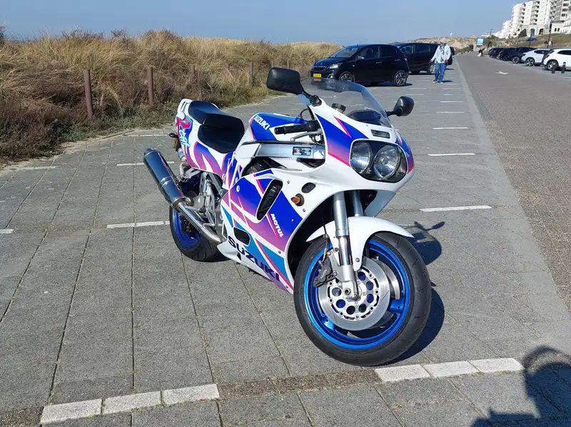 Suzuki GSX-R 750 - foto 6