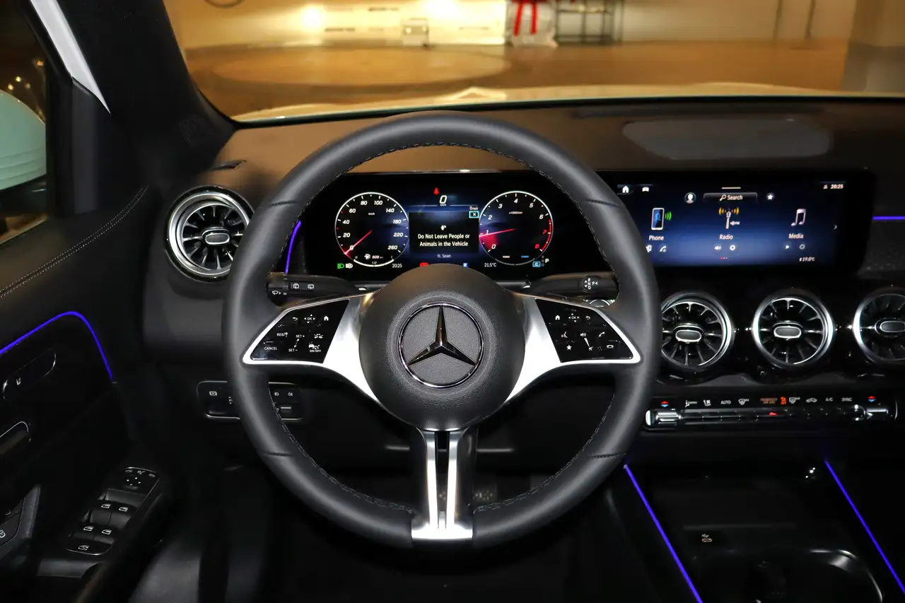 Mercedes-Benz GLB снимка Mercedes-Benz GLB