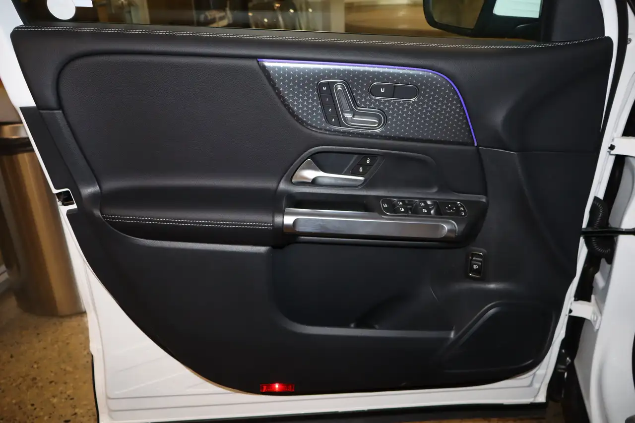 Mercedes-Benz GLB снимка Mercedes-Benz GLB