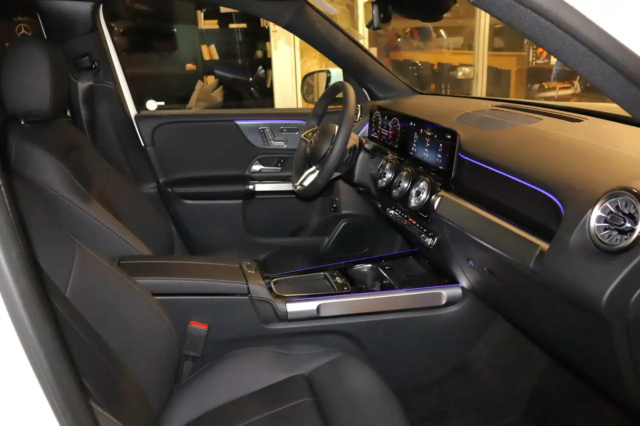 Mercedes-Benz GLB снимка Mercedes-Benz GLB