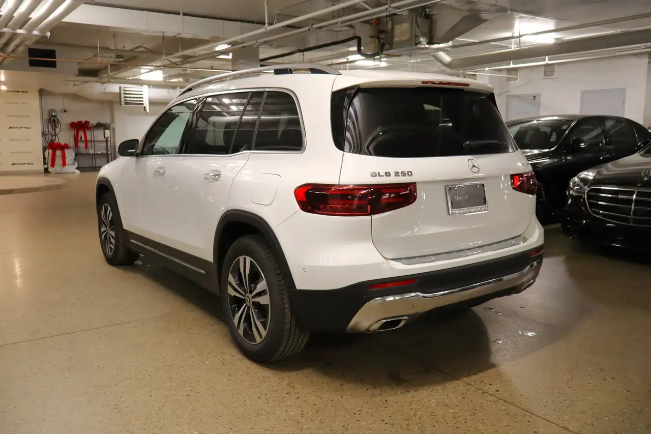 Mercedes-Benz GLB снимка Mercedes-Benz GLB