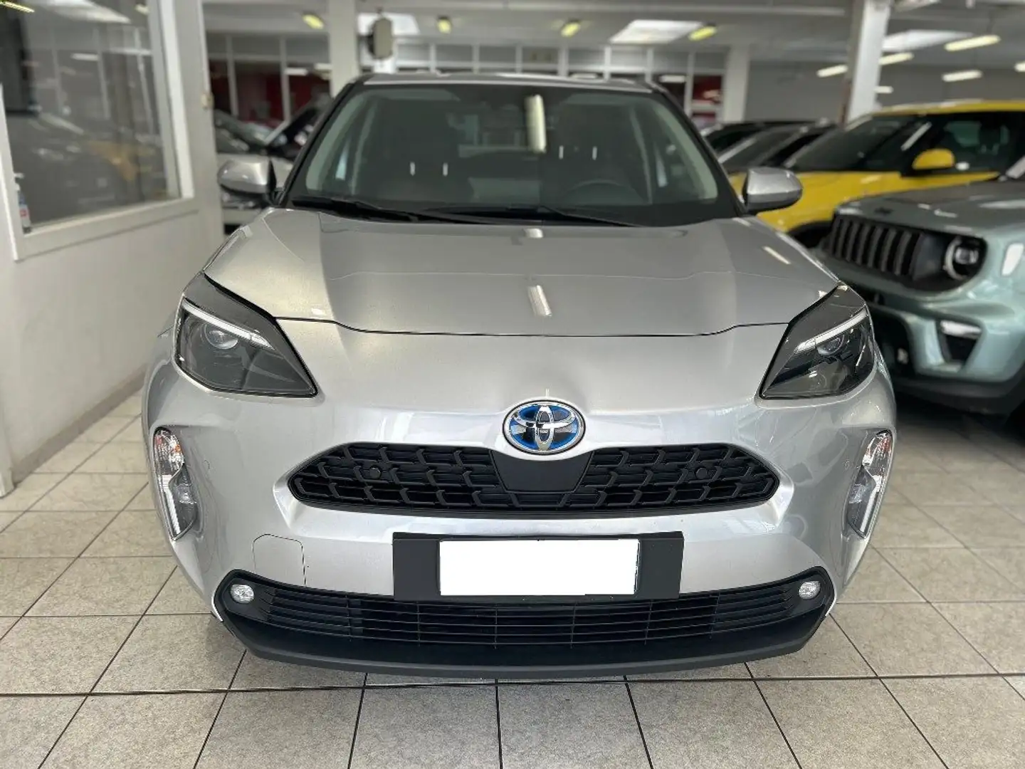 Toyota Yaris Cross 1.5 Hybrid 5p. E-CVT Business Gris - 1