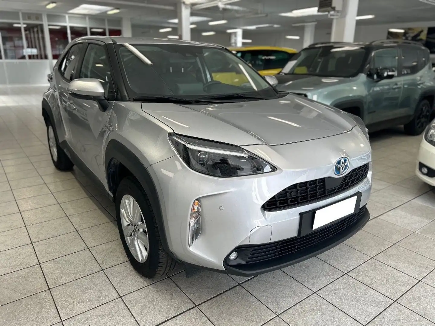 Toyota Yaris Cross 1.5 Hybrid 5p. E-CVT Business Gris - 2