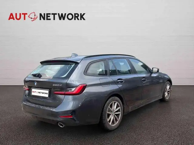 BMW 3 Series view 4