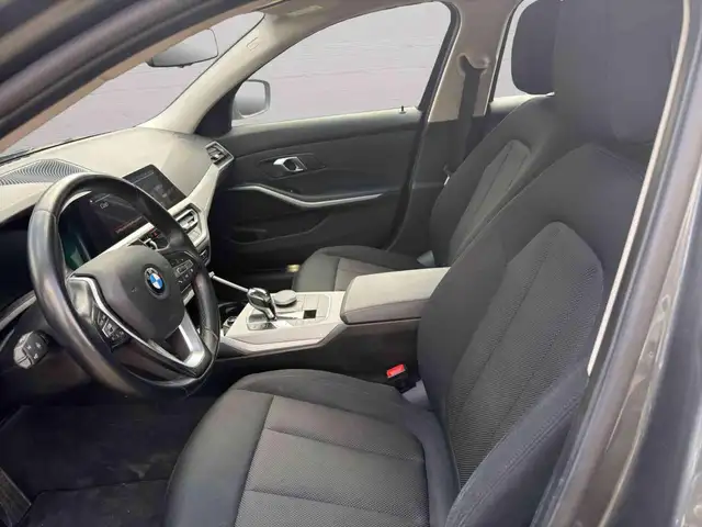BMW 3 Series view 9