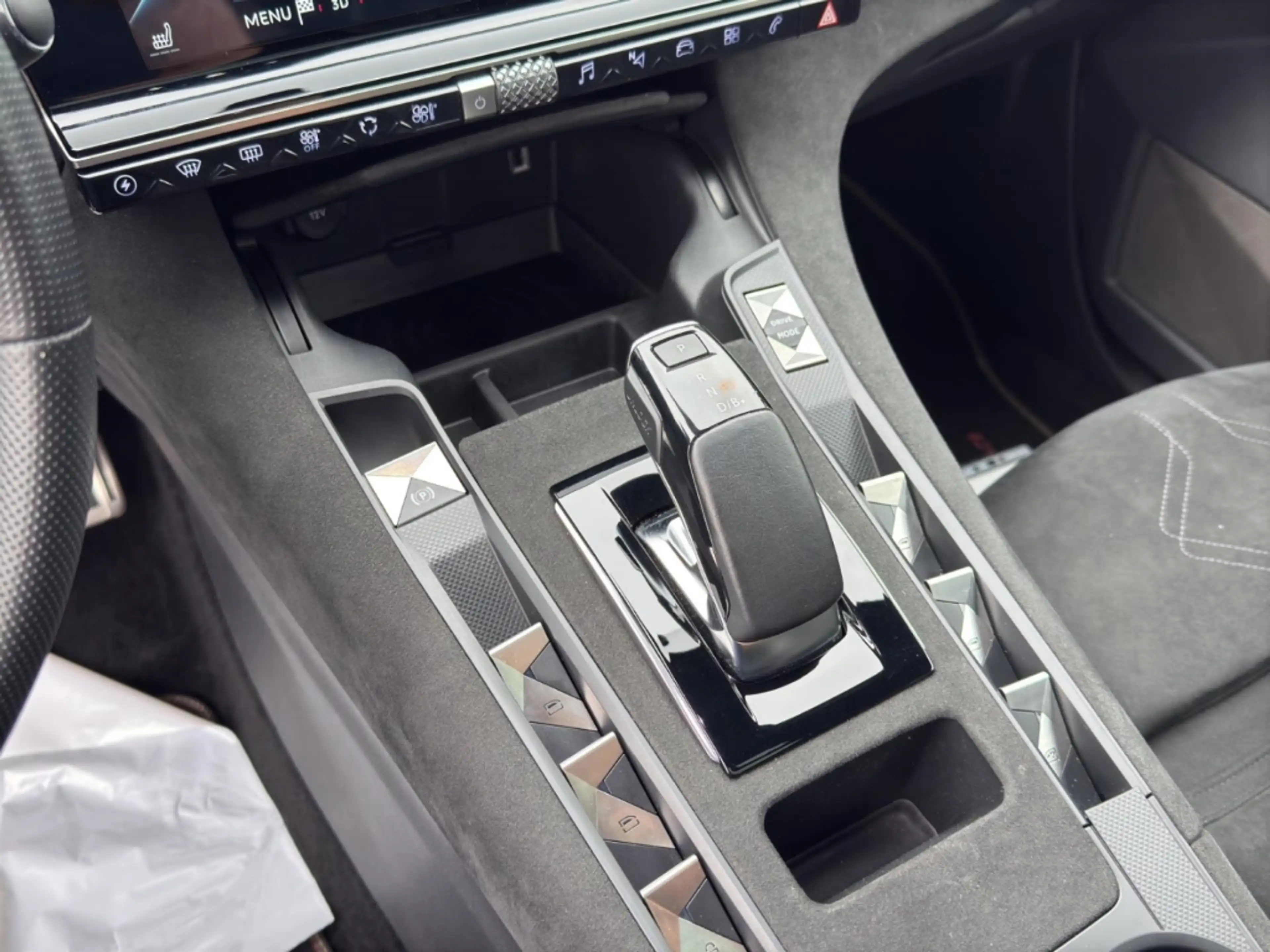 DS Automobiles DS 7 E-Tense  Performance Line +  E-TENSE 225 1.6 — photo 17