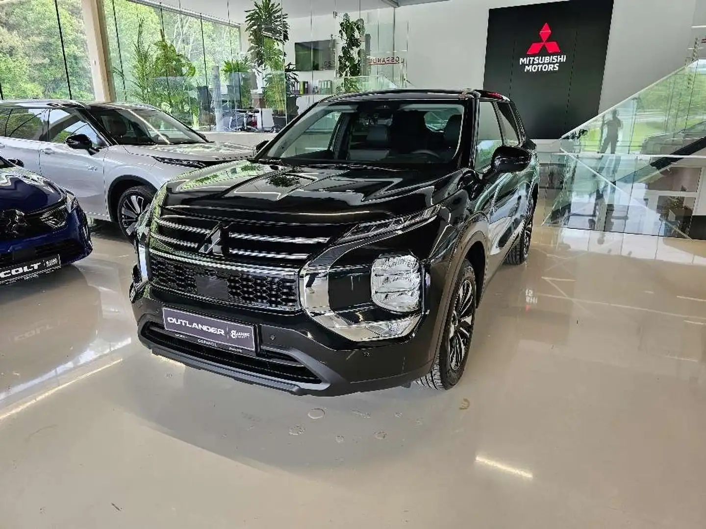 Mitsubishi Outlander 2,4 PHEV S-AWC Invite Schwarz - 1