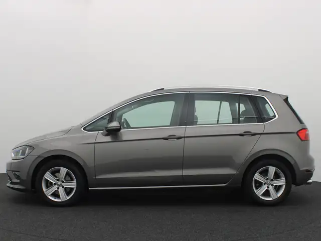 Volkswagen Golf Sportsvan view 2