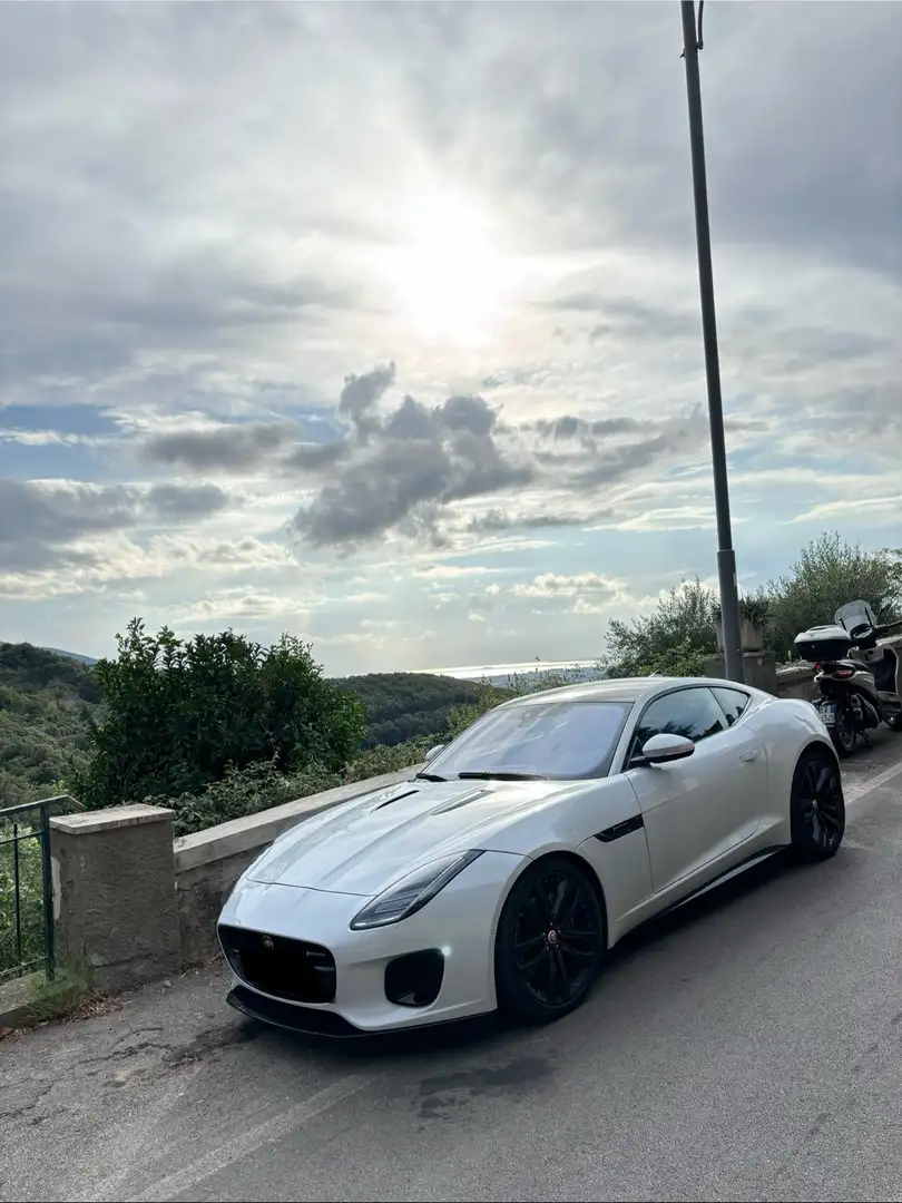 Jaguar F-Type Coupe 2.0 i4 R-Dynamic rwd 300cv auto my19 Wit - 1
