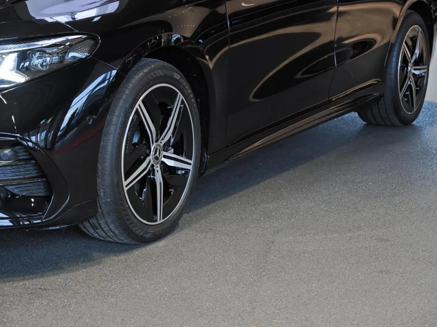 Mercedes-Benz CLA 250 +  AMG NIGHT MULTIBEAM WINTER-PAK MEMORY Schwarz - 2