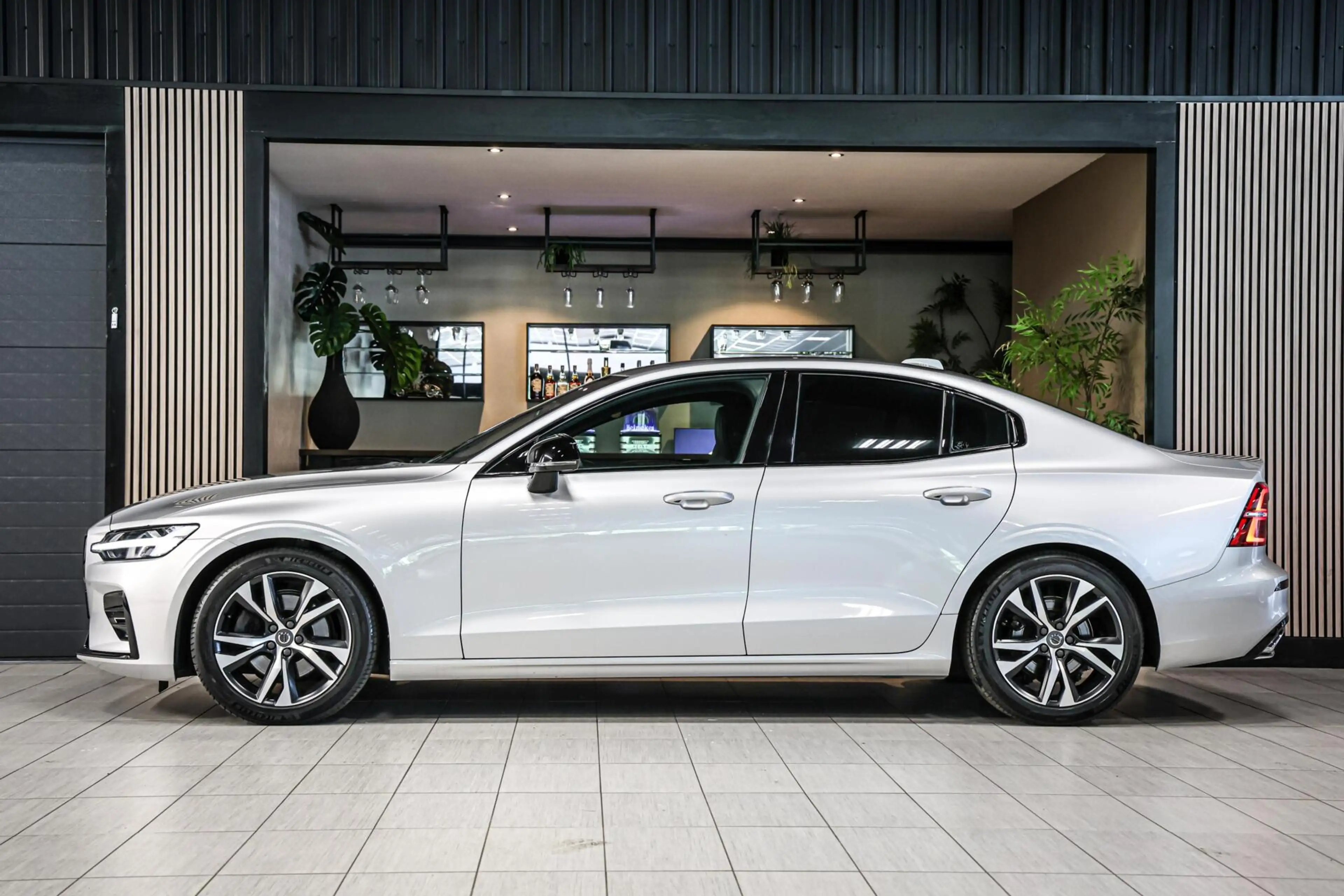Volvo S60 2.0 B4 R-Design|H&K|Leer|Trekhaak|Carplay|ACC|ECC| — photo 6