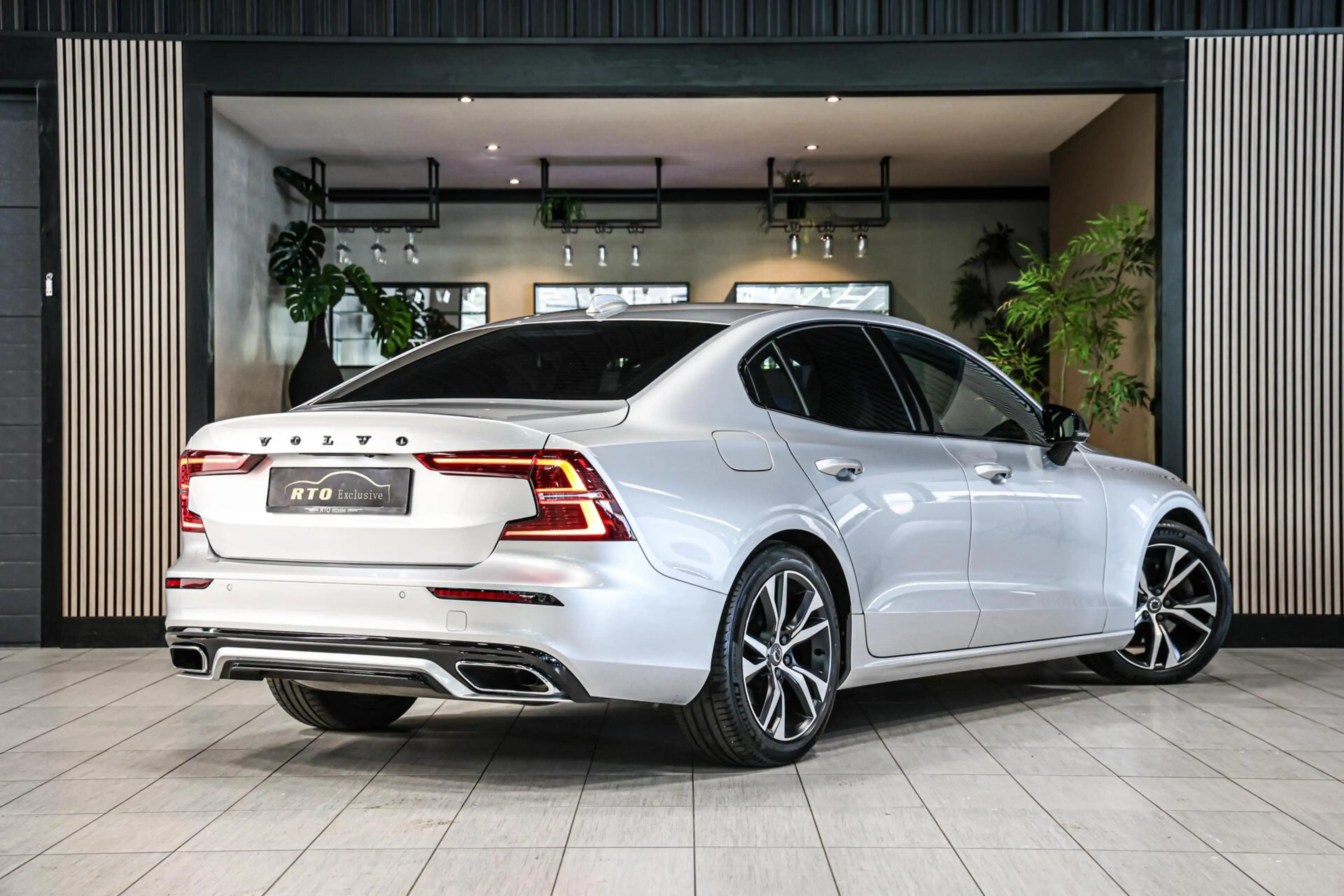 Volvo S60 2.0 B4 R-Design|H&K|Leer|Trekhaak|Carplay|ACC|ECC| — photo 5
