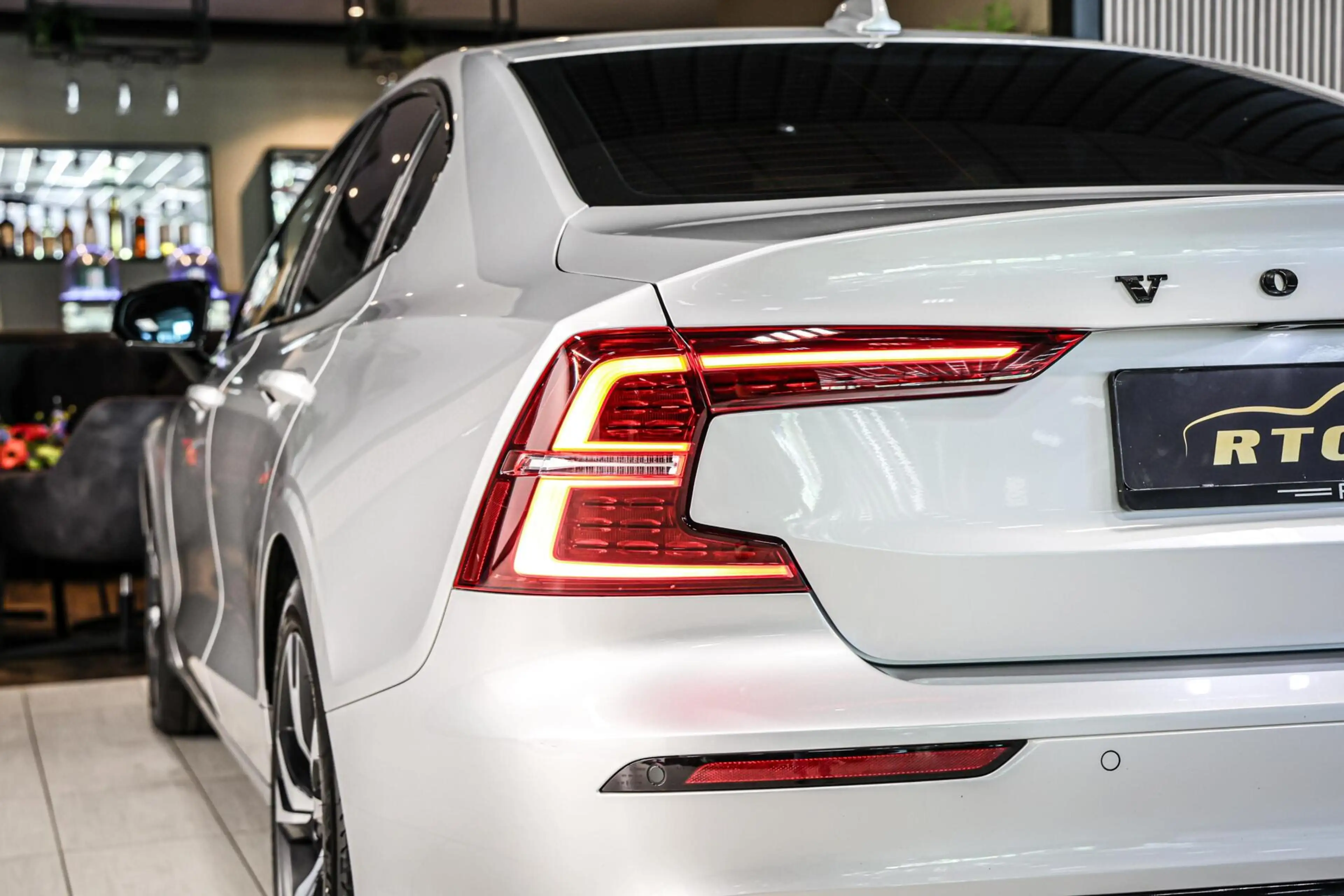 Volvo S60 2.0 B4 R-Design|H&K|Leer|Trekhaak|Carplay|ACC|ECC| — photo 13
