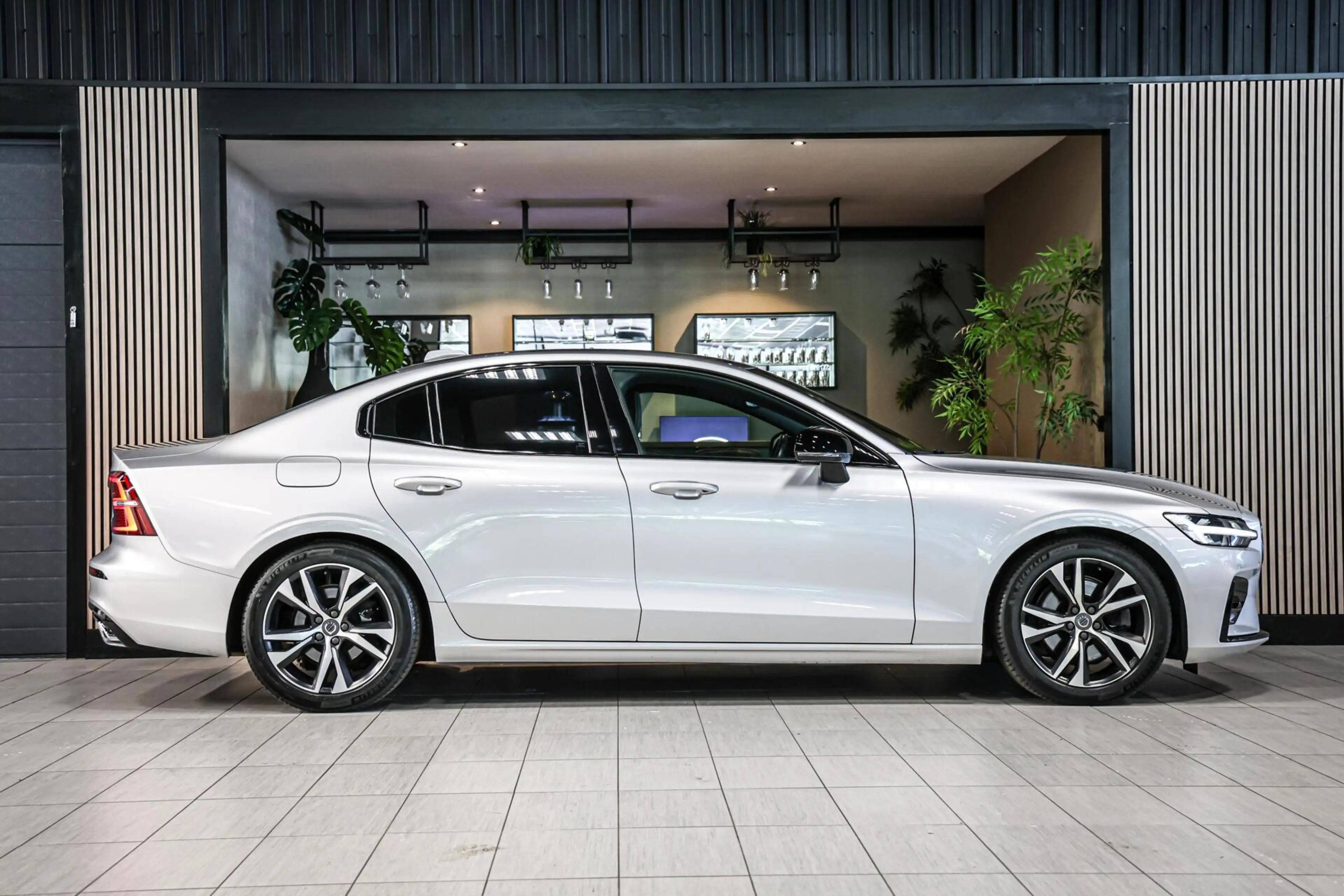 Volvo S60 2.0 B4 R-Design|H&K|Leer|Trekhaak|Carplay|ACC|ECC| — photo 14
