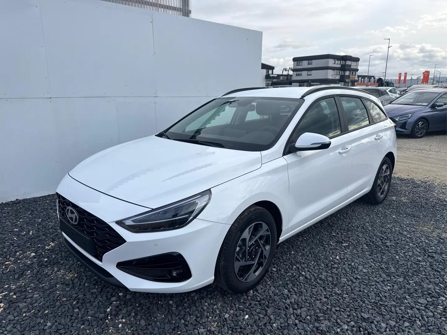Hyundai i30 Kombi STYLE NAVI SHZ RFK PDC v+h 1.5 MPI 70,6kW... Weiß - 1