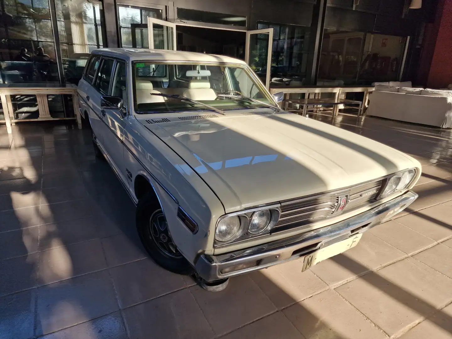 Nissan 240C Familiar Bílá - 1