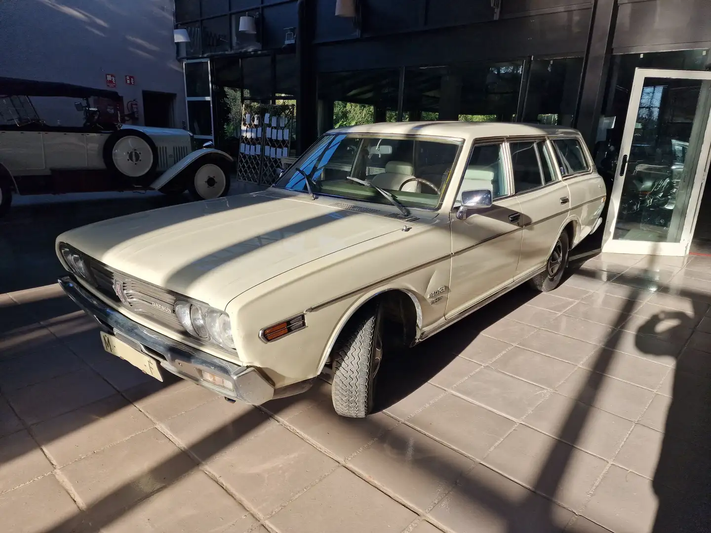 Nissan 240C Familiar Bílá - 2