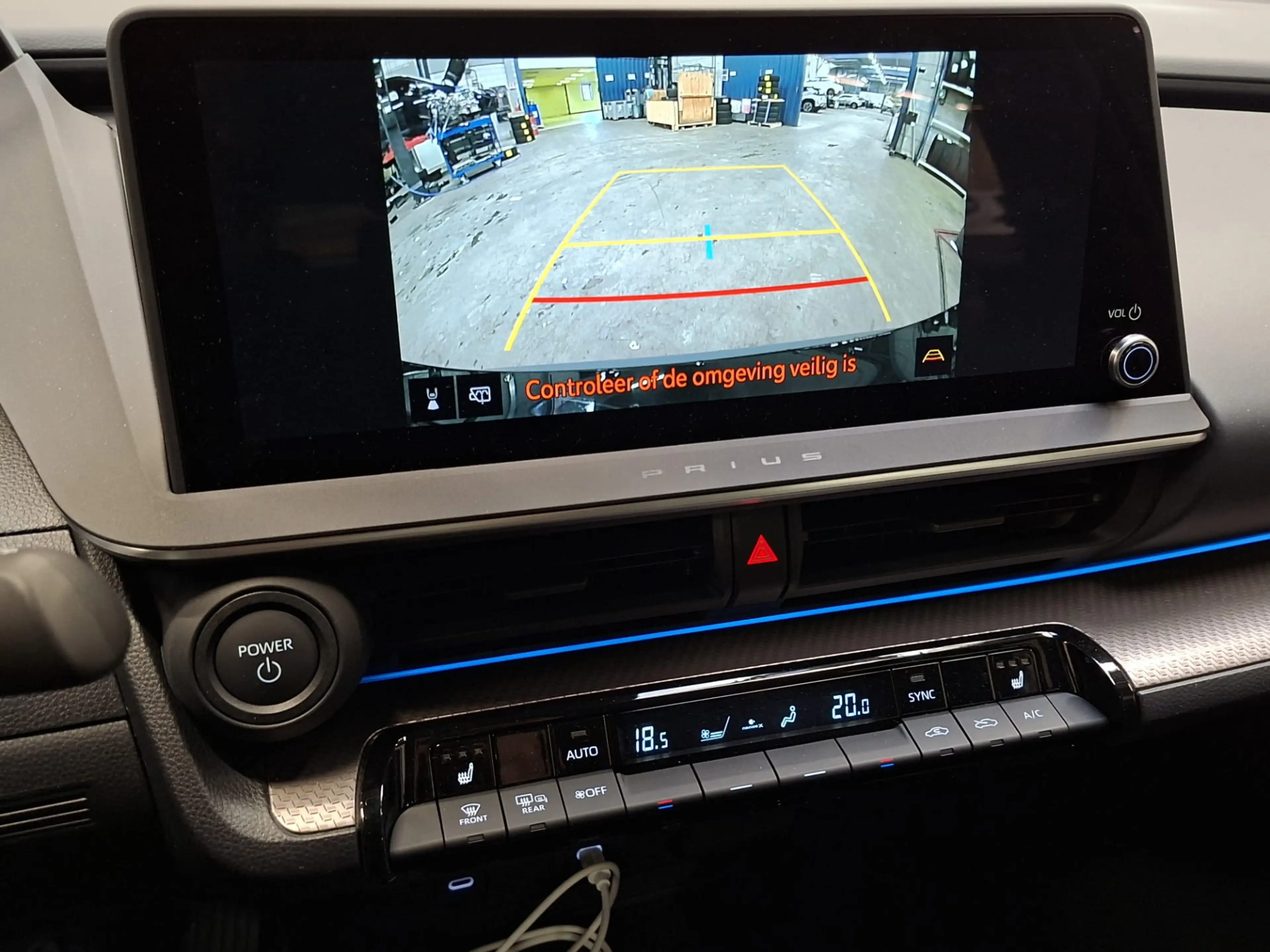 Toyota Prius 2.0 Plug-in Executive Demo Dick — photo 12